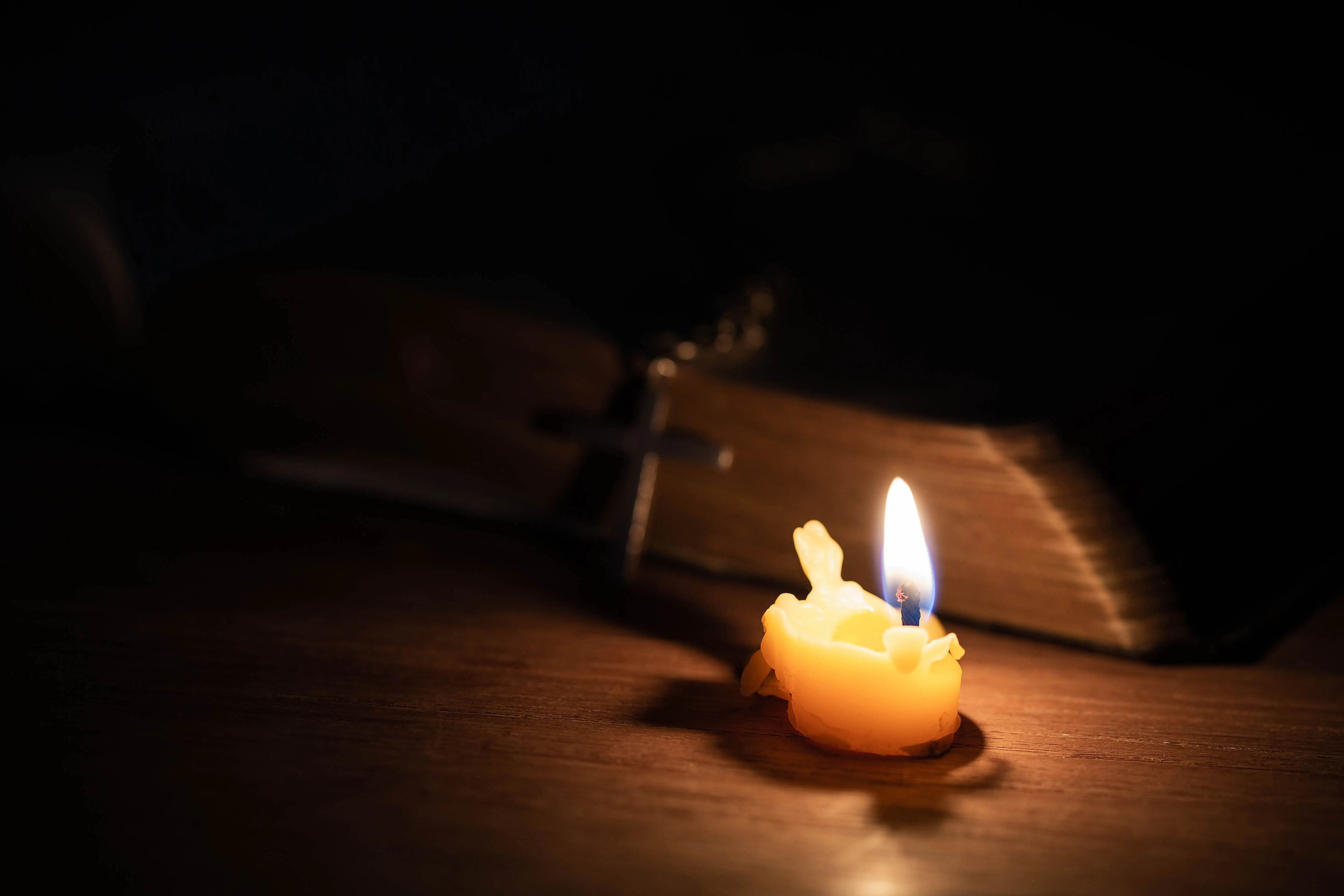 Mécsesgyújtás és virágelhelyezés sírnál halottak napján