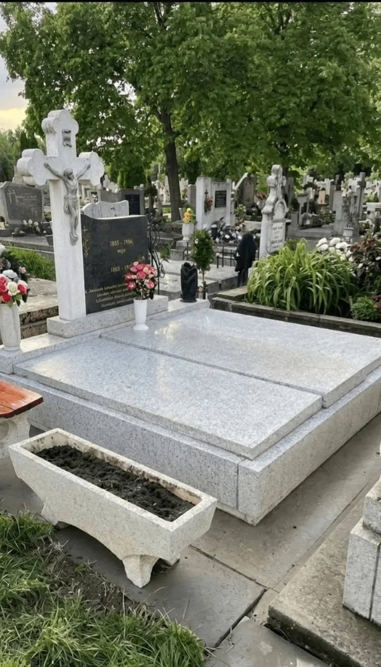 Sírkő tisztítás után – csillogóan tiszta gránit síremlék Gyálon, Pest megye